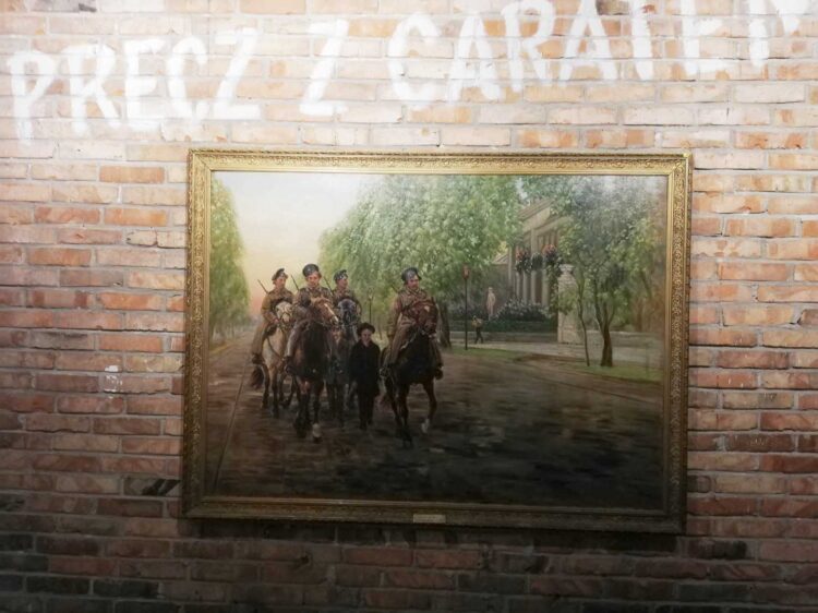 Obraz ''Wiosna 1905'' z wystawy w Muzeum Niepodległości i napis na murze ''Precz z caratem'' (Autor Stanisław Masłowski ''Wiosna 1905'' (Świt 1906), 1906, olej, płótno, Muzeum Narodowe w Warszawie)