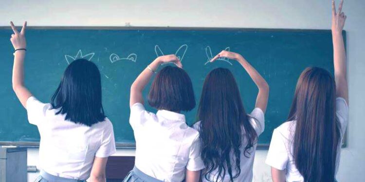 Licealistki. Fot. Zhou Kang (Pexels.com)